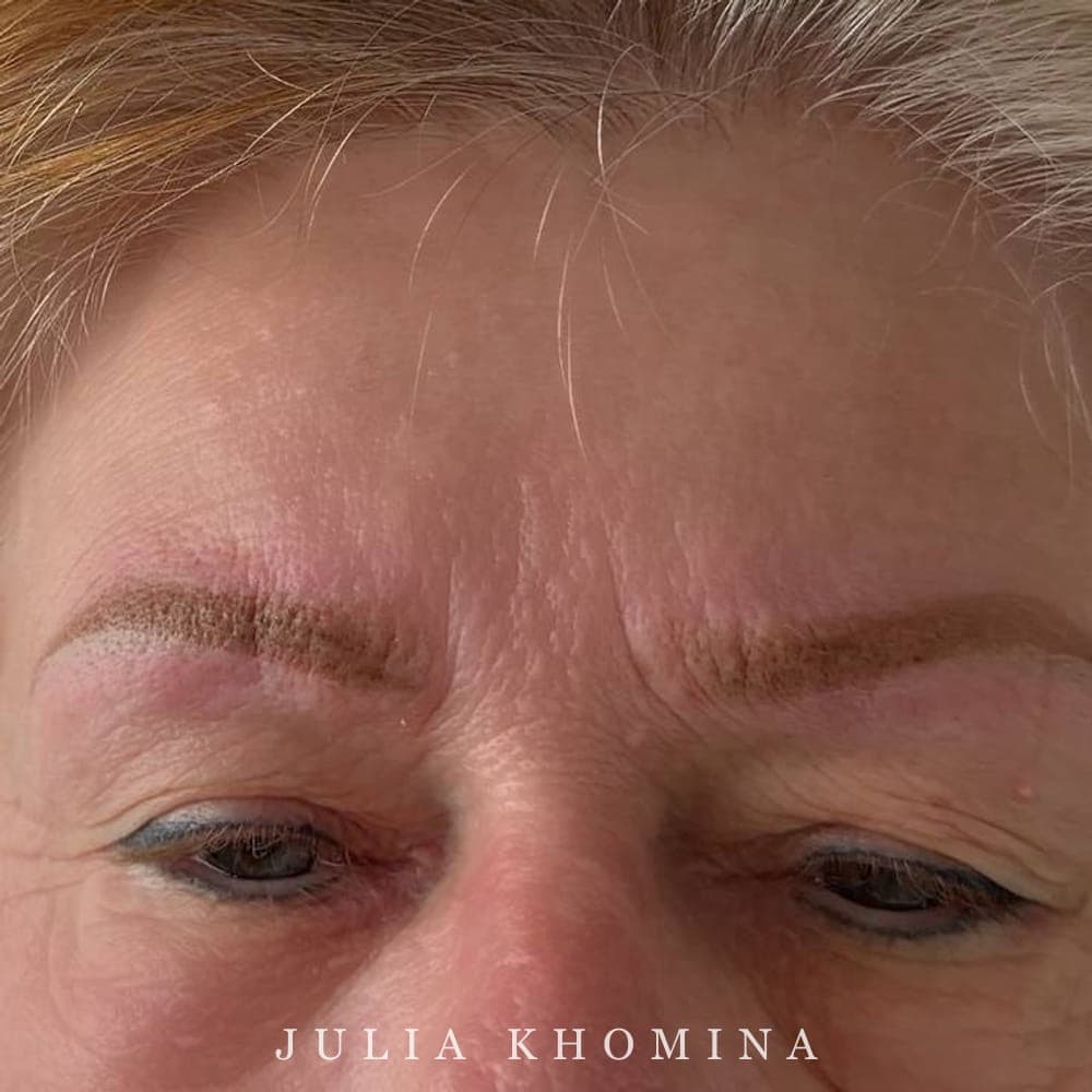 Correction de sourcils gris-bleu : éclaircissement préalable puis nouveau maquillage permanent aux nuances chaudes — après