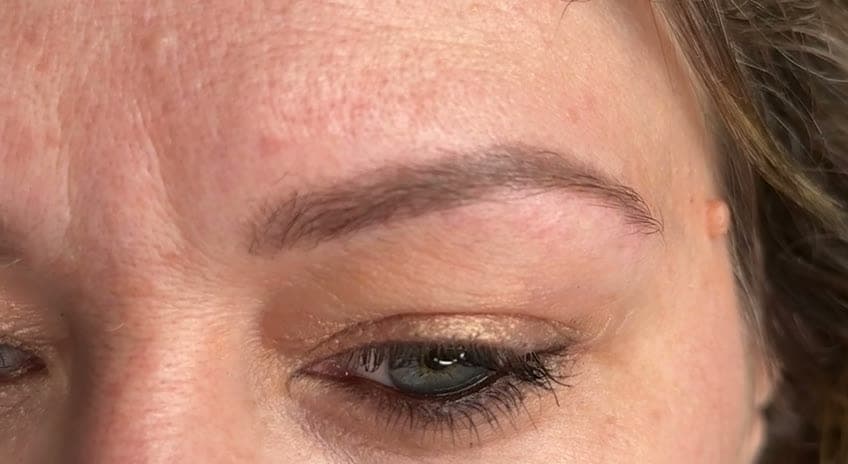 Sourcils cicatrisés après maquillage permanent — résultat naturel, cliente du cabinet