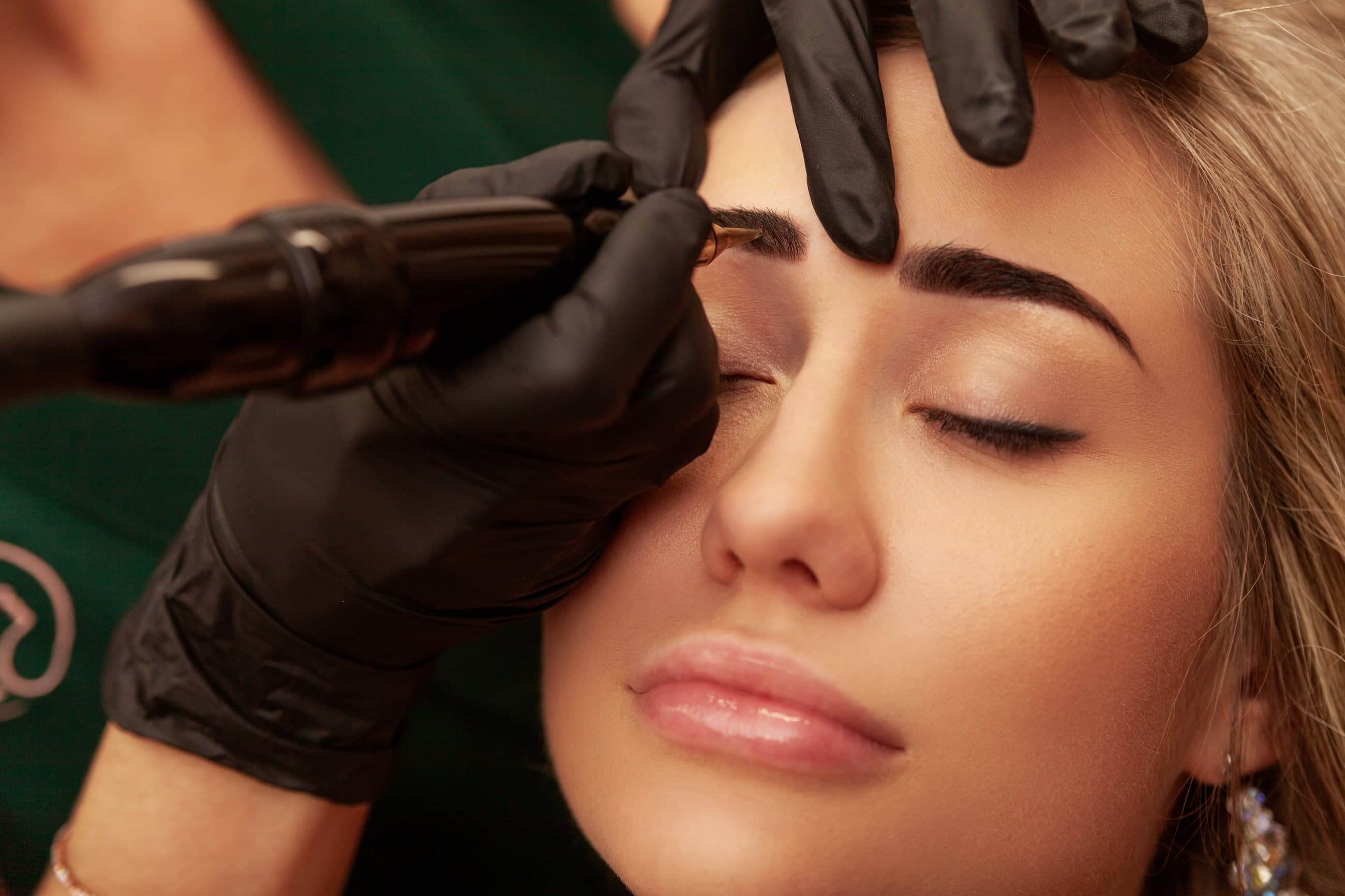 Sourcils naturels en maquillage permanent, résultat cicatrisé