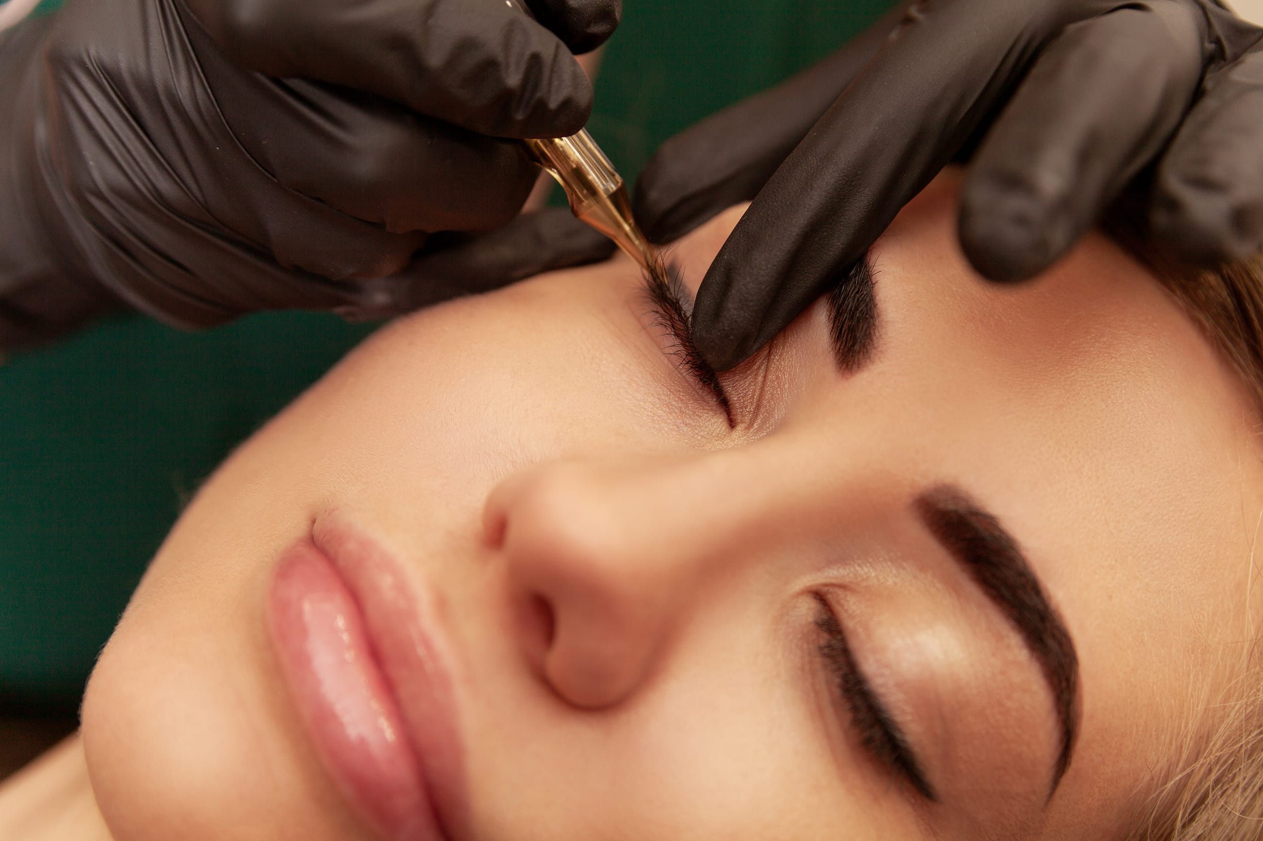 Maquillage permanent des yeux — eye-liner permanent, regard défini