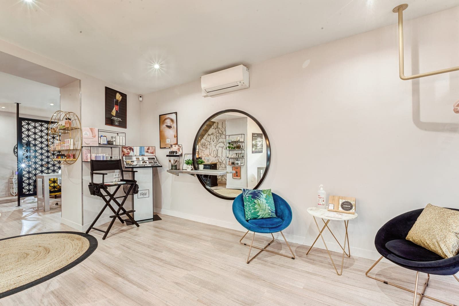 Le coin accueil du salon Bio'T avec ses fauteuils et son grand miroir
