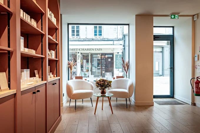 L'accueil de Maison Splendora — fauteuils et lumière naturelle en plein centre de Cognac