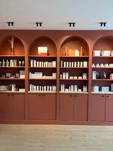 Les étagères en arches de Maison Splendora et sa sélection de soins