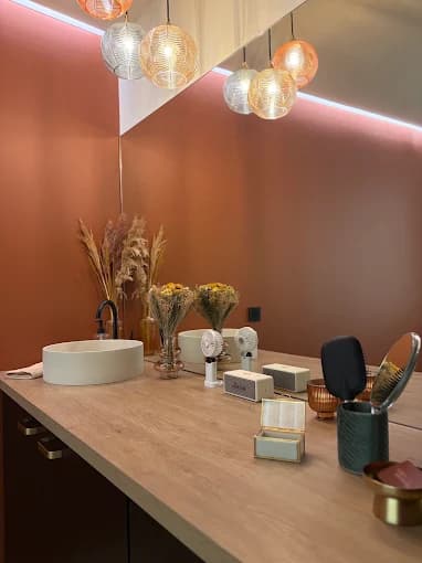 L'espace beauté de Maison Splendora — coiffeuse et miroir lumineux