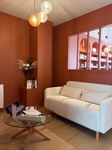 Le coin salon de Maison Splendora, aux tons terracotta chaleureux