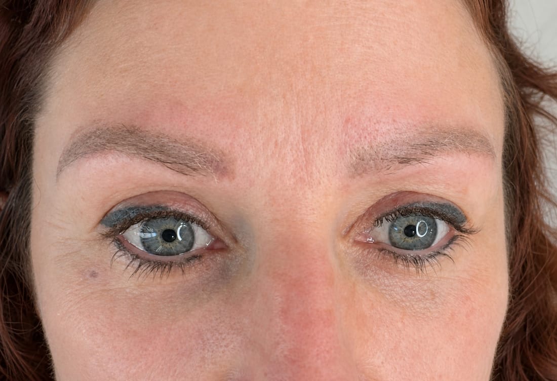 Correction en cours : sourcils déjà éclaircis, eye-liner gris-bleu encore à évaluer